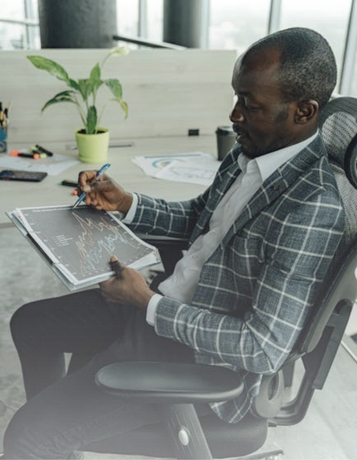 Profesjonalista pracujący przy biurku